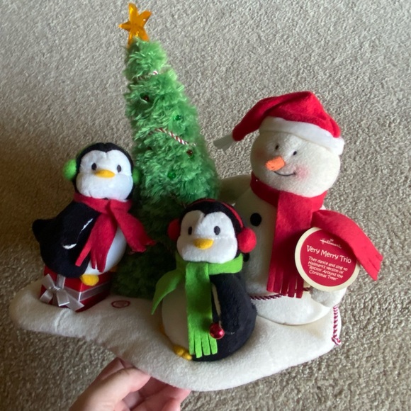 2006 Hallmark Jingle Pals Very Merry Trio Animated Singing Snowman and Penguins - Picture 1 of 8